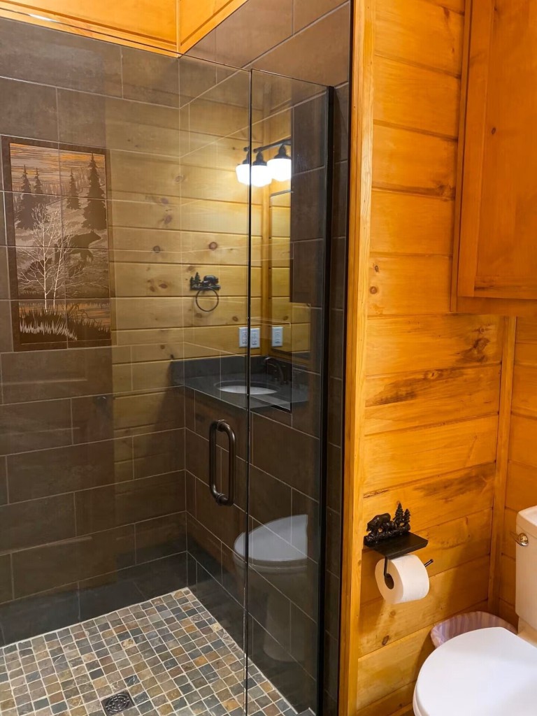 Discover Tranquil Luxury: Stylish 2 Bedroom Escape in Downtown Vian